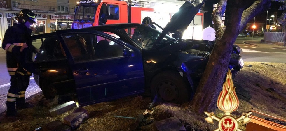 Quattro giovani all'alba si schiantano contro l'ulivo della rotatoria